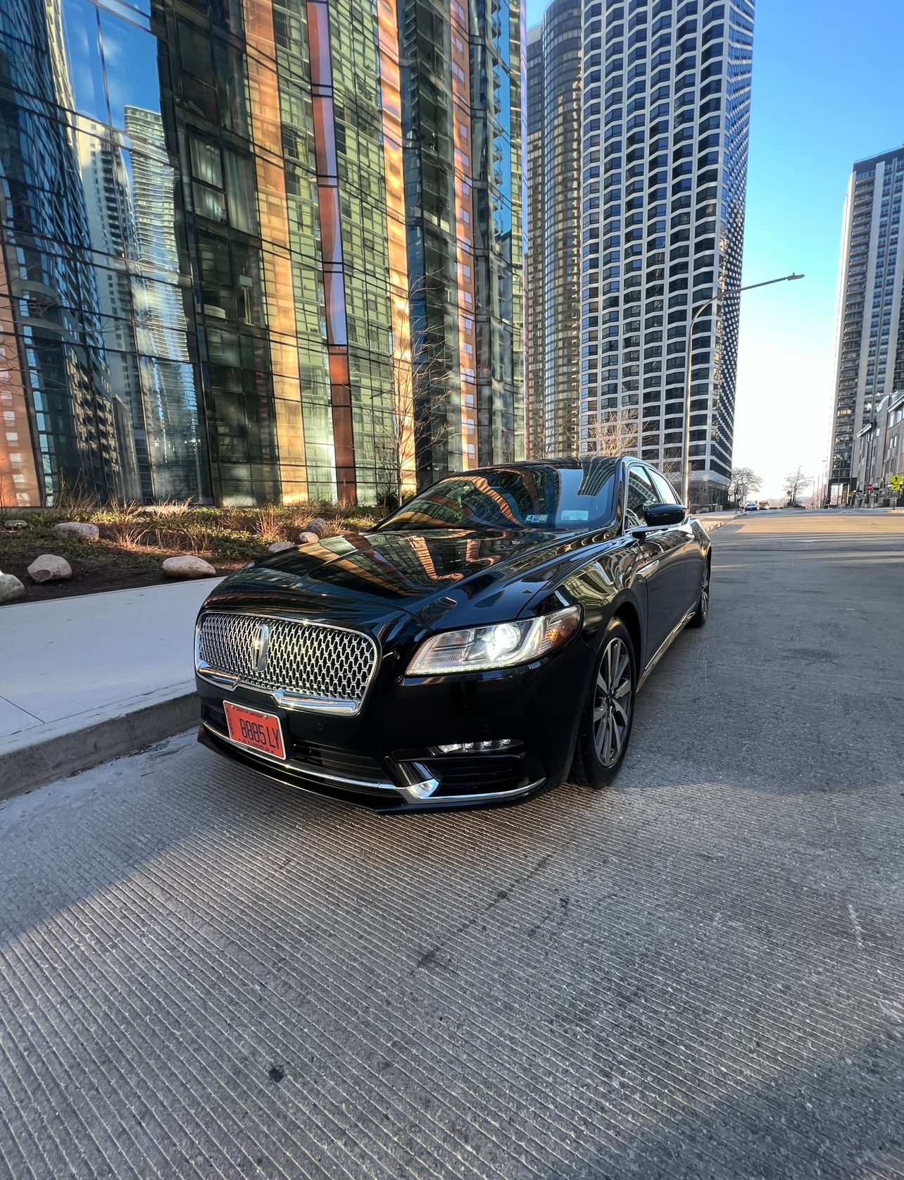 Luxury Car Service Chicago, Pick Up and Drop Off Luxury Limo Service Chicago 